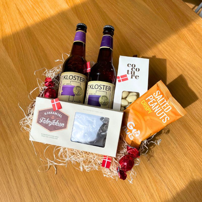 Gavekasse med øl og forskellig chokolade, den er pyntet med dannebrosflag