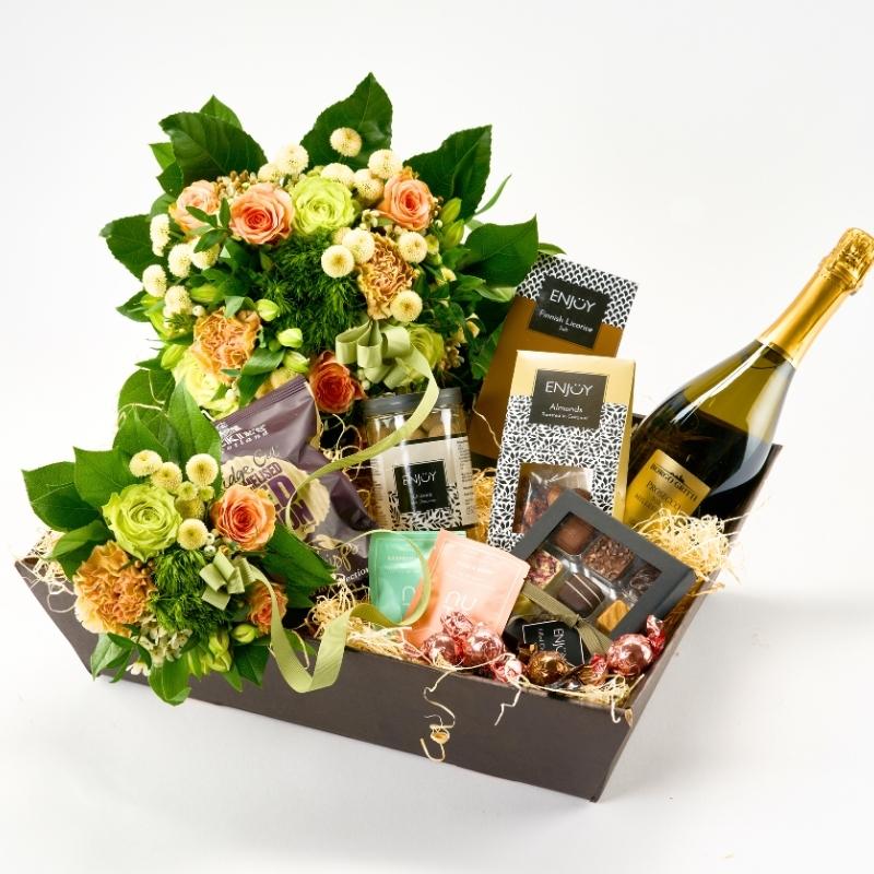 Gavekasse med en mor/barn buket i fersken farver med bobler og chokolade