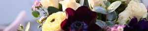 Nærbillede af buket med både lyse og mørke blomster