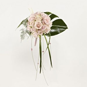 Asymmetrisk brudebuket med rosa roser