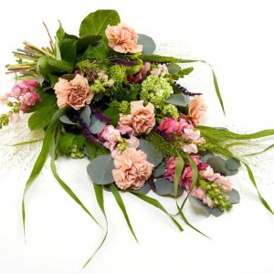 Bårebuket af årstidens blomster i limegrøn, creme og lyserød.
