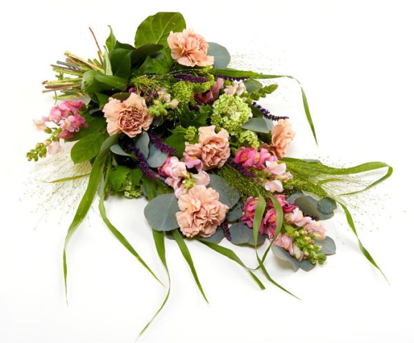 Bårebuket af årstidens blomster i limegrøn, creme og lyserød.