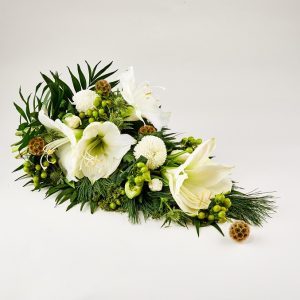 Bårebuket af vinterblomster i hvide og limegrøn.