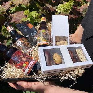 Gavekasse med specialøl og forskelligt chokolade.