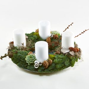 Adventskrans med hvide bloklys