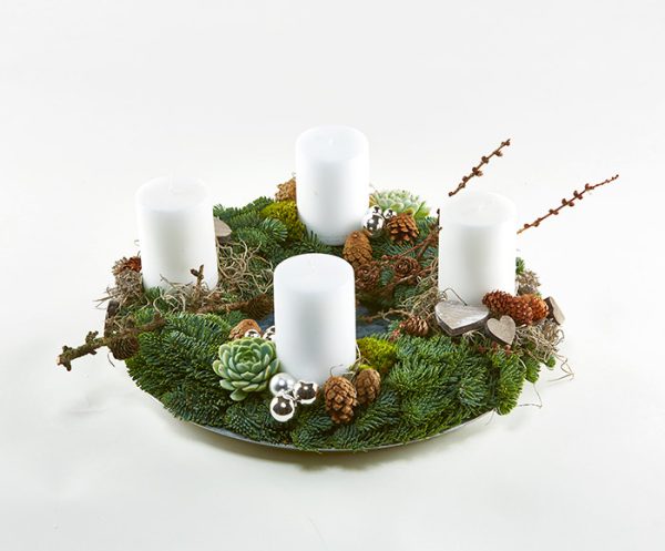 Adventskrans med hvide bloklys