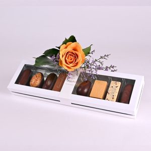 Chokoladeæske pyntet med blomst