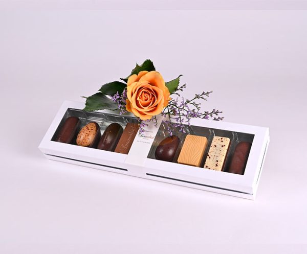 Chokoladeæske pyntet med blomst