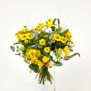 Luftig buket i gule og lidt hvide farver.