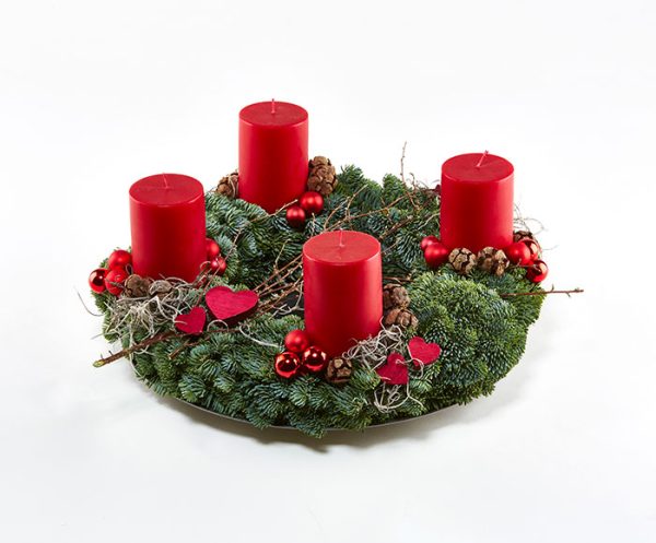 Adventskrans med røde bloklys