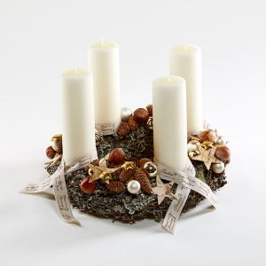 Adventskrans i naturfarver med bloklys