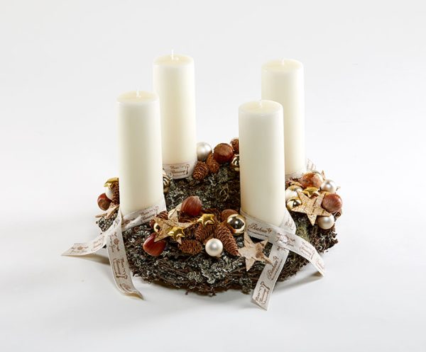 Adventskrans i naturfarver med bloklys