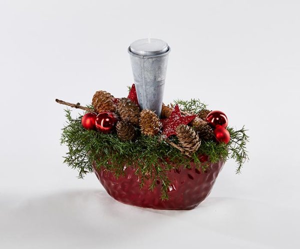 Rød juledekoration med lys, naturpyntet