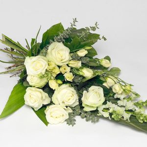 Bårebuket af årstidens blomster i hvid.