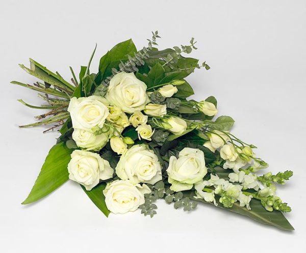 Bårebuket af årstidens blomster i hvid.