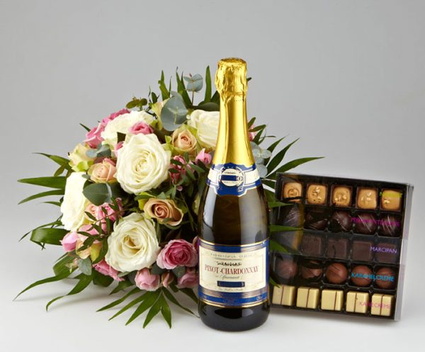 Lys buket, mousserende vin og chokolade