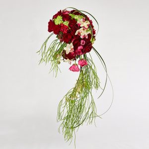 Kunstnerisk rød brudebuket
