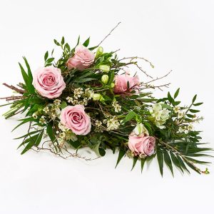 Bårebuket af årstidens blomster og grene.