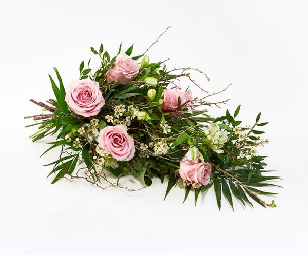 Bårebuket af årstidens blomster og grene.