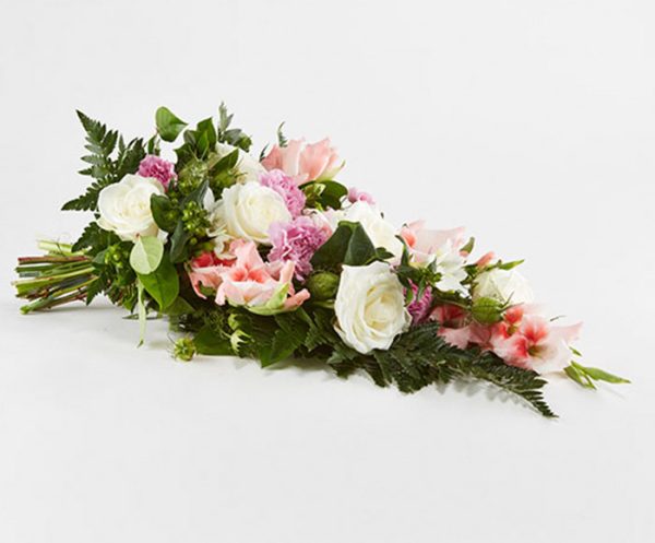 Bårebuket af årstidens blomster i hvid og lyserød.