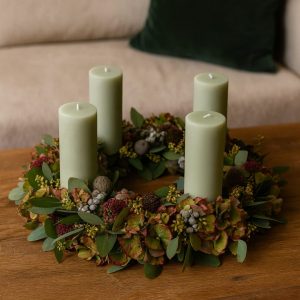 Grøn adventskrans med pastelgrønne bloklys.