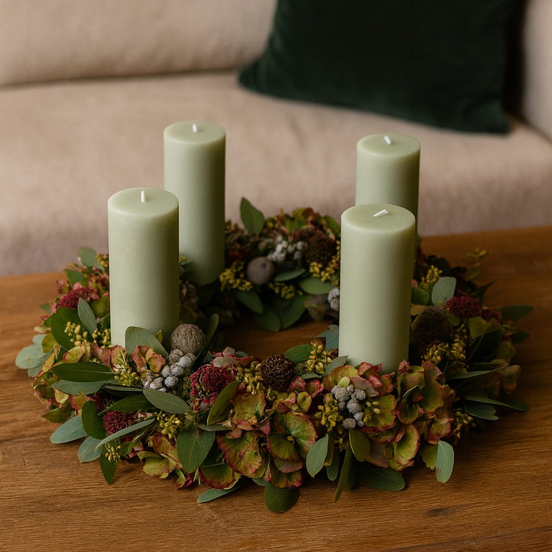 Grøn adventskrans med pastelgrønne bloklys.