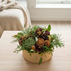 Vinteræske med kogler, hortensia, eucalyptus, enebær og fyrgrene. Står fint på et sofabord.