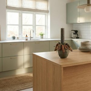 Kalenderlys dekoration i et køkken.