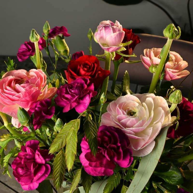 Nærbillede af lilla og lyserøde blomster