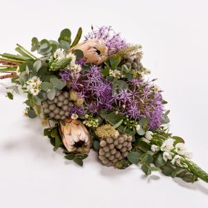 Bårebuket i lilla og hvide nuancer.