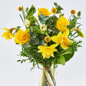en forårsbuket i gule farver med blandede blomster