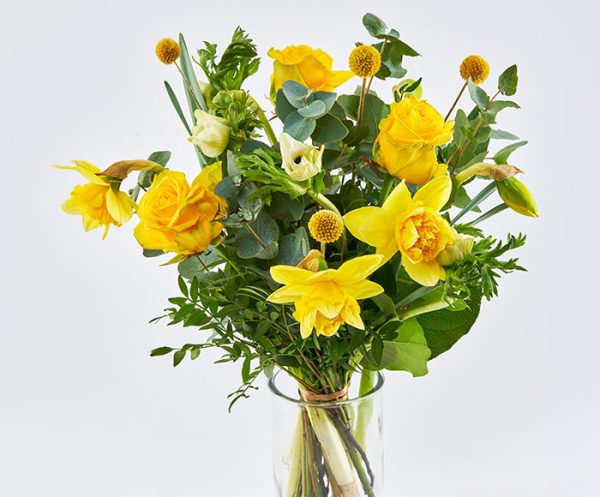 en forårsbuket i gule farver med blandede blomster