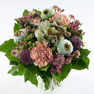 Lav tæt buket i douche farver. Buketten indeholder valmuekapsler, nelliker, hortensia, astrantia og grønne blade.