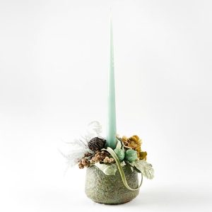 Moderne juledekoration med evighedsblomster