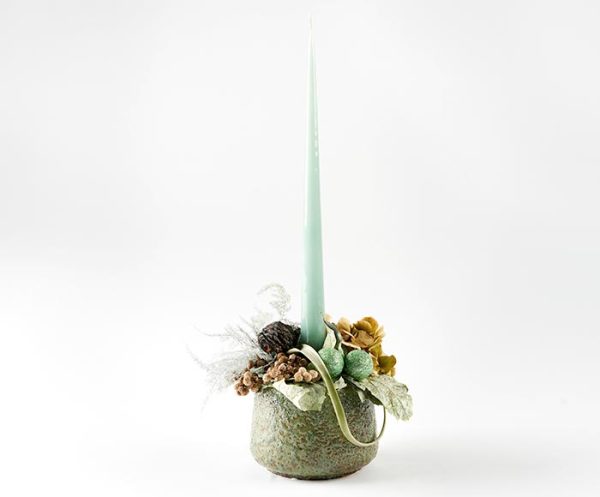 Moderne juledekoration med evighedsblomster
