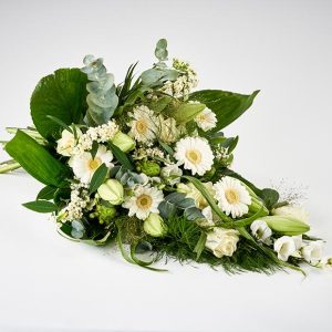 Bårebuket i hvid af blandede blomster.