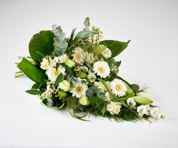 Bårebuket i hvid af blandede blomster.