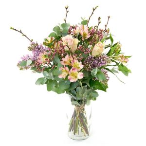 En forårsbuket i luftig deasign, bundet af lyser forårsblomster.