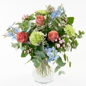 Buket i blandede fine farver såsom lysblå, fersken, lime og lyserød.