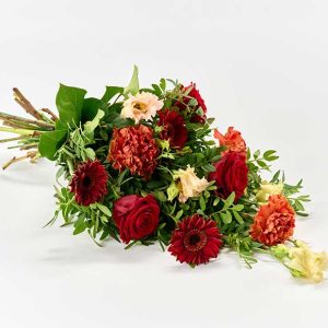 Bårebuket med rødlige og creme blomster