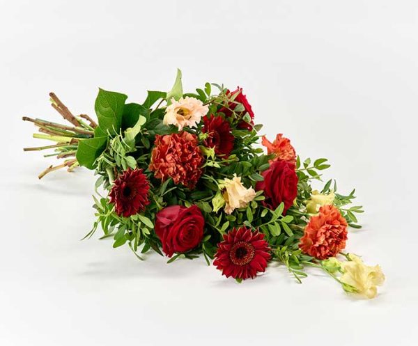 Bårebuket med rødlige og creme blomster