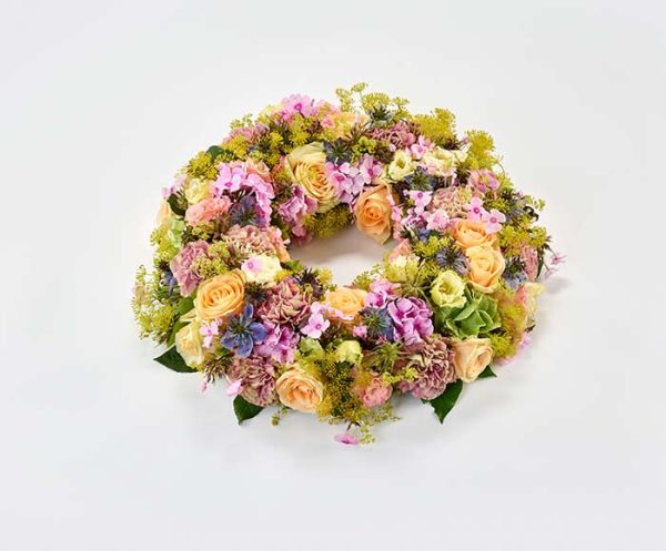 Sommerlig blomsterkrans i pastelfarver, floristens valg