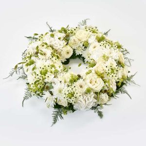 Rundpyntet krans i hvid, floristens valg