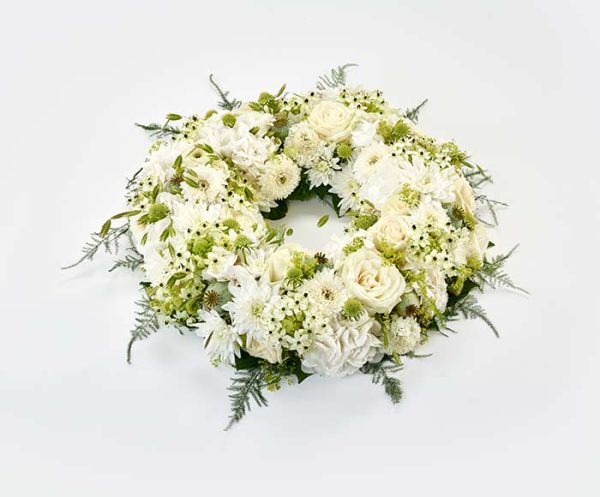 Rundpyntet krans i hvid, floristens valg