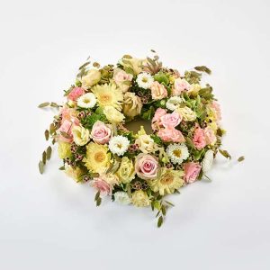 Yndig blomsterkrans i pastelfarver, floristens valg