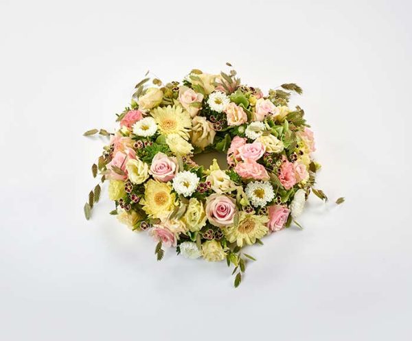 Yndig blomsterkrans i pastelfarver, floristens valg