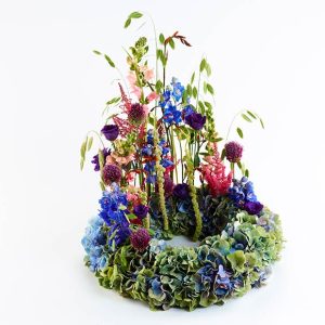 Begravelseskrans med hortensia og farverige detaljer