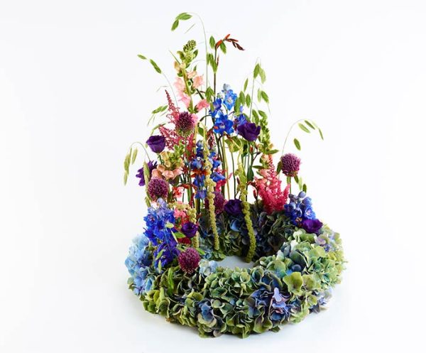 Begravelseskrans med hortensia og farverige detaljer