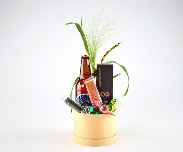Øl og sødt i æske, med blomster