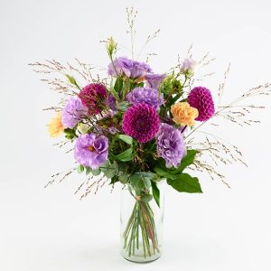 Høj og luftig buket bundet af sensommerens blomsterfavoritter i pink, cerise, lyslilla og ferskenfarve.